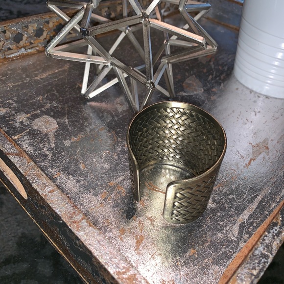 Wide antique gold Bracelet - Picture 2 of 3